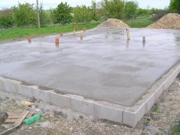 Kanalizační přípojku Ivina nového domu udělal budoucí soused