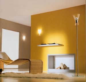 Stojací lampa Memory A (de Majo), design Lucio de Majo, jantarová, křišťálová nebo s pískovaným lemem, v. 185 cm, průměr 25 cm, halogenová žárovka, výkon 75 až 100 W, cena od 13 390 Kč (bez DPH), STUDIO VIZE