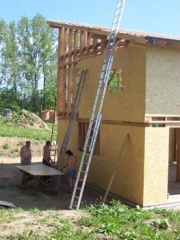 Pro dřevostavbu vybrali levnou a lehkou švédskou střešní krytinu z plechu