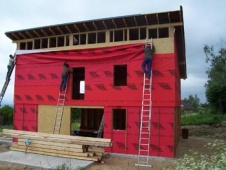 Opláštěný dům obalili paropropustnou fólií Jutadach, kterou připevnili sponkovačkou