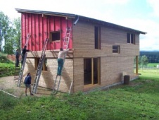 Fasádu domu provedli z dřevěných palubek s termoúpravou