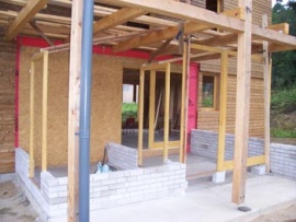 Dřevostavba rychle vychladne, cihlová zeď bude sloužit k udržení tepla uvnitř domu