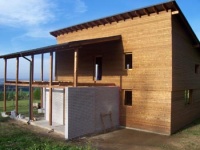 Cihlová zeď je také doplňkem, kterým architekt řeší členění prostoru