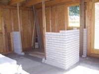 V dřevostavbě vybudovali zeď z vápenco-pískových cihel