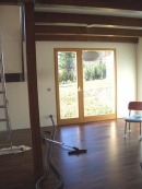 Mořené stropní hranoly dobře ladí s dřevěnou podlahou