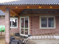 Střešní tašky špatně spočítali a teď jich asi stovka schází