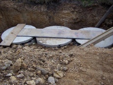Žumpa se skládá z devíti vodotěsných betonových skruží