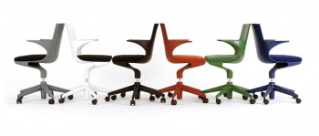 Kancelářská židle Spoon se speciální zakřivenou konstrukcí, která vznikla na základě profesionální studie mechanizmu pohybu, design Antonio Citterio (Kartell)