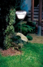 Zapichovací skleněná lampa je napájena bateriemi, které mohou svítit až 12 hodin, cena včetně baterie 2 989 Kč (NELUMBO)