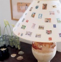 Lampa se širokým stínítkem poskytuje večer příjemné měkké světlo