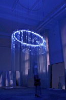 Světelný objekt Vodopád, plastika, různé techniky, ploché sklo, ocel a neon, 250 x 100 x 220 cm, cena 53 000 Kč, JITKA SKUHRAVÁ