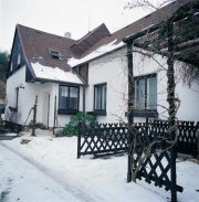 K domu se přimyká pergola naabízející  v teplých dnech příjemné posezení