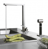 Kuchyňská baterie Lot (Dornbracht) je opatřená přídavnou ruční sprchou, provedení chrom, cena 39 084 Kč, SEDLÁK INTERIER