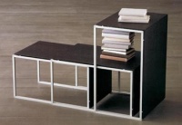 Souprava odkládacích stolů Joseph (design Hannes Wettstein, Molteni & C) s hliníkovou konstrukcí, boční a vrchní deska jsou z jednoho kusu dýhy (wengé, bělený dub nebo antracitový dub). Rozměry 72 x 50 x 41 cm, 70 x 46 x 39 cm a 69 x 42 x 38 cm, cena sady 46 550 Kč, CAST INTERIORS