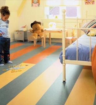 Marmoleum je antistatické a bakteriostatické a skýtá možnost snadné údržby (Forbo)