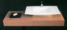 Z kolekce Units (KERASAN) je skříňka pod umyvadlo (140 x 15 x 55 cm) v provedení třešeň, cena 10 910 Kč, umyvadlo Tecno (80 x 50 cm) je za 12 110 Kč, SAPHO