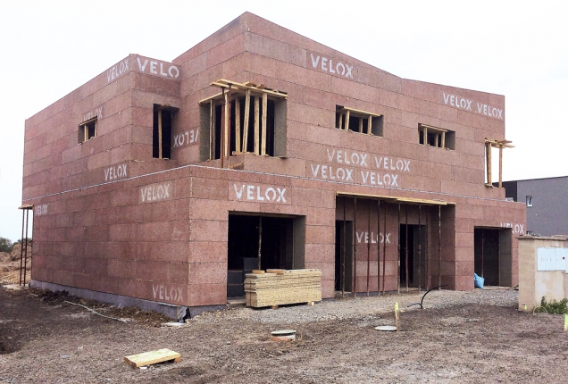 Systém Velox nabízí komponenty (např. skladbu XL 42 plus WS-EPS-plus 235/beton/WSD 35, tj. vnější stěna s 200 mm izolace) splňující nároky na pasivní dům (Hoffmann).