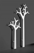Nástěnný věšák Tree (Swedese), design Michael Young, bříza bíle lakovaná, cena za velký do 10 470 Kč, cena za malý od 8 497 Kč, SCANDIUM