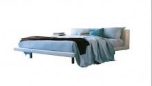 Postel Dream UP 1 (Poliform), design Marcel Wanders, 180 x 200/210 cm, snímatelná látka nebo kůže, čelo z obkladových čalouněných panelů, široký výběr látek, cena od 180 000 Kč, EUROLUX LIGHTING
