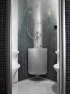 Uzavřená kabina Pharo WellSpring 130 pro dvě osoby, rozměr 127 x 127 x 237 cm, termostatická baterie, ruční a hlavová sprcha Raindance průměr 18 cm, 6 masážních trysek, vyvíječ páry včetně nádoby na vonné esence, osvětlení halogenovými žárovbkami, cena 414 600 Kč, HANSGROHE
