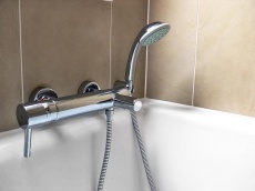 Obě koupelny jsou vybaveny armaturami GROHE a sanitární keramikou HATRIA