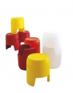 Jako koš na prádlo nebo dvě sedátka poslouží model Dodo (CASAMANIA BY FREZZA) z polyetylenu, výběr ze sedmi barev, cena 2 915 Kč, LINEA PURA