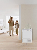 Kondenzační sušička s tepelným čerpadlem Softronic 8627 WP (Miele), energetická třída A, programy pro bězné i jemné prádlo, program proti mačkání prádla, speciální programy, voštinový buben, lotosově bílá, cena 39 990 Kč, MIELE