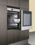 Pečicí trouba HB365560 SoftMatic (SIEMENS) s výsuvným vozíkem zajišťuje pohodlnější a bezpečnější manipulaci a přístup k připravovaným potravinám ze tří stran, cena 48 300 Kč, BSH - DOMÁCÍ SPOTŘEBIČE