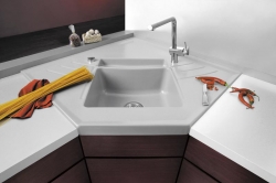 Masivní modul rohového dřezu s deskou Vega Eck Plus, cena 35 580 Kč, baterie Tridis, chrom, 14 930 Kč