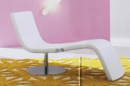Otočné křeslo Dragonfly neboli Vážka (Bonaldo) slouží zároveň jako chaise longue, látka nebo kůže, chromovaná ocel, cena 41 769 Kč, MO-STUDIO