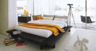 Postel Lumeo (Ligne Roset), design Peter Maly, rozměry matrace 160/180 cm x 200 cm, rozměry rámu 107/227 x 29 cm, provedení dub, polštáře - výběr látka, alcantara nebo kůže, ceny od 94 464 Kč, včetně stolku, bez matrace, LIGNE ROSET