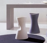 Sedátka ve tvaru ženského těla (Bonaldo), polyetylen v různých barvách, vhodné na zahradu či terasu, odolné vůči vodě, cena 4 284 Kč, MO-STUDIO