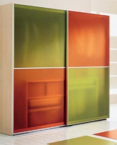 Skříň z programu Vega, korpus lamino, kombinace oranžové a zelené, posuvné dveře z plexiskla, d. 247 cm, v. 262,6 cm, cena 99 493 Kč