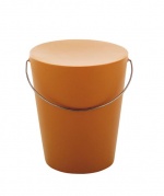 Stolička z polyetylenu (MAX DESIGN) s držadlem z nerez oceli vhodná i pro venkovní použití, cena 2 904 Kč, JOY