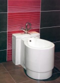 Bidet Blue Angel v miniprovedení, cena 9 199 Kč, s baterií Axia, cena 3 118 Kč, je doplněn obklady (ATLAS CONCORDE) View brown (30,5 x 56 cm), cena 1 449 Kč/metr čtvereční a View red (30,5 x 56 cm), cena 1 622 Kč/metr čtvereční
