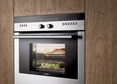 Kombinovaná parní trouba HB 36D570 (SIEMENS) umožňuje vaření v páře při 40-100 °C, horkovzdušné pečení při 30 až 230 °C. Trouba má 52 automatických programů, odvápňovací a čistící program, velký digitální ukazatel doby vaření a funkci odloženého startu, cena 51 900 Kč, BSH - DOMÁCÍ SPOTŘEBIČE