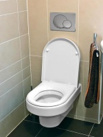 Do obou koupelen zvolili majitelé jednoduchý design závěsného klozetu HATRIA