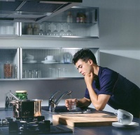 Kuchyňská filtrační armatura Clear Tap je vybavena průtokovým uhlíkovým filtrem, který dokáže zachytit až 98,9 % chloru, speciální materiál ve filtru pak sníží obsah olova až o 99,3 %. Systém propustí do filtru jen studenou vodu. Výměna filtru je jednoduchá. Cena 12 108 Kč, IDEAL STANDARD