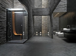 Minimalistická kabina sprchového boxu Omega v designu Pininfariny (JACUZZI) má uvnitř teakové sedátko, na němž si můžete užívat parní lázeň, sprchu, hydromasáž, vodopádový proud, vše se ovládá elektronicky, boxy se dodávají v provedení Black nebo White, cena limitované série 765 600 Kč, EIM UNIVERS