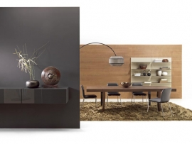Rozkládací stůl Tribeca, dřevo, 180/280 x 105 cm, výška 75 cm, cena 67 490 Kč, židle Sofia čalouněná kůží 11 730 Kč variabilní stěna Durini, 186 x 40 cm, výška 155 cm, oblouková lampa Halley, cena 16 610 Kč