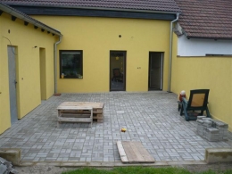 Po třech letech rekonstrukce bydlí Lenka se svou rodinou v přízemí domu