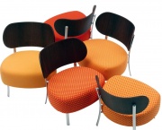Křesílko Bistro (design V. Magistretti) s kovovou ponoží, opěrkou z dýhy dřeva a látkovým čalouněním sedáku, cena od 36 548 Kč, A. M. O.S. DESIGN
