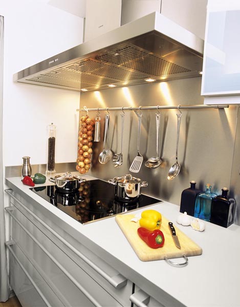 Moderní design, kvalitní materiály a špičkové provedení jsou hlavními přednostmi kuchyně Eggersmann. Vysoký lesk kuchyňské linky, kovová fólie, kryjící stěnu za pracovní plochou, a barevná strohost propůjčují místnosti technický vzhled. Všechny spotřebiče značky Siemens zaručují pohodlné a bezpečné užívání kuchyně, SEDLÁK INTERIER