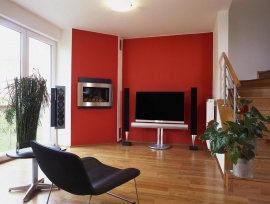 Manželé si přáli moderní pojetí, proto zvolili nerezovou krbovou vložku. Sestava Bang & Olufsen kraluje společenskému prostoru