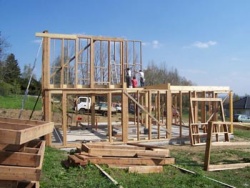 Stavba dřevěné konstrukce domu byla postavena za dva víkendy