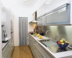 Moderní design, kvalitní materiály a špičkové provedení jsou hlavními přednostmi kuchyně Eggersmann. Vysoký lesk kuchyňské linky, kovová fólie, kryjící stěnu za pracovní plochou, a barevná strohost propůjčují místnosti technický vzhled. Všechny spotřebiče značky Siemens zaručují pohodlné a bezpečné užívání kuchyně, SEDLÁK INTERIER