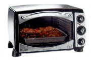 Spotřebičem, který téměř výhradně zůstává v barvě bílé nebo nerezové, je trouba. Elektrická pečicí trouba RO 3800 (DeLonghi) je vybavena otočným rožněm na drůbež. Cena 7 990 Kč, LORENZI GROUP