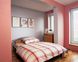 Zařízení ložnice si vybral Petr v IKEA. Nika, v níž je lůžko umístěno, vytváří příjemnou intimitu
