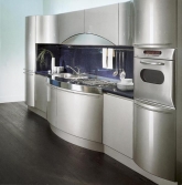 Lakovaný povrch v nerezovém designu má kuchyň Ola (Snaidero, design Pininfarina), cena 85 000 až 120 000 Kč za běžný metr, KUCHYŇSKÉ STUDIO ANYX