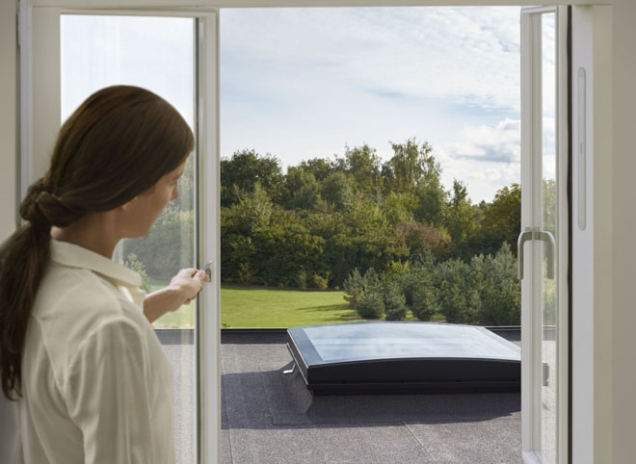 Společnost VELUX, přední výrobce střešních oken a jejich příslušenství představuje jako první na světě inovativní novinku – světlík se zaobleným zasklením. Atraktivní řešení pro ploché střechy ocení architekti i majitelé domů. Nový světlík se se zaobleným bezrámovým zasklením bude v nabídce v osmi různých velikostech a za dostupnou cenu.